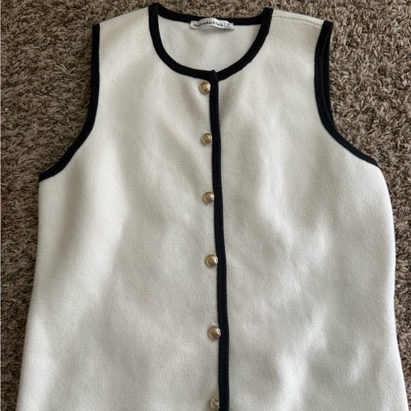 Abercrombie & Fitch Cream Vest with Black Trim - Picture 4 of 5